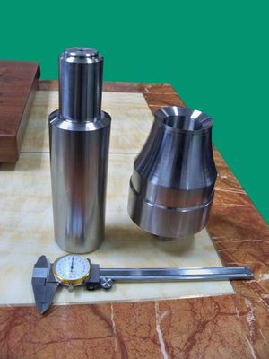 Yüksek toleranslı kalıp çekirdekleri ve boşluk blokları. CNC makineli alet parçaları.